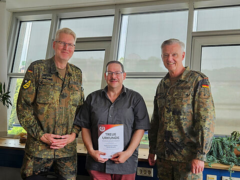 TruKa-Vorsitzender Stabsfeldwebel Ralf Pieper (von links) mit Regierungsamtmann Michael Mangold und dem Leiter KarrC Stuttgart, Oberst Olaf Tödter-Adler. Foto: TruKa LKdo BaWü