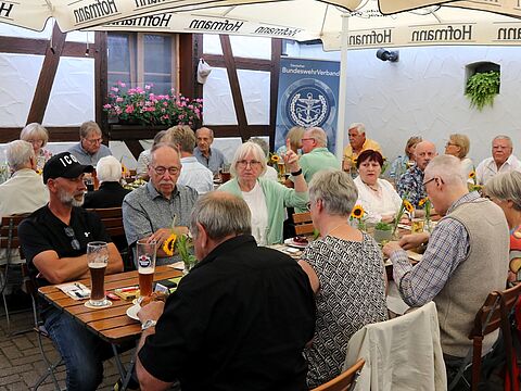 Die Mitglieder Kameradschaft ERH Nürnberg genossen bei strahlendem Kaiserwetter im Biergarten ihr Sommerfest. Fotos: Klaus Probst
