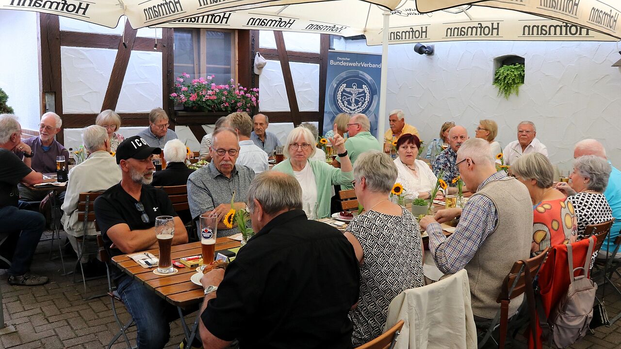 Die Mitglieder Kameradschaft ERH Nürnberg genossen bei strahlendem Kaiserwetter im Biergarten ihr Sommerfest. Fotos: Klaus Probst