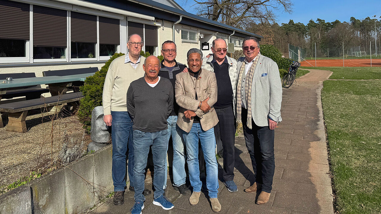 Das neue Vorstandteam der KERH Donau-Iller (v.l.n.r.): Stabsunteroffizier d.R. Wolfgang Wörner, Oberstabsfeldwebel a.D. Thomas Pirhalla, Oberst a.D. Wilhelm May, Vorsitzender Stabshauptmann a.D. Walter Proneth, Hauptmann a.D. Heinz Sewell-Swetelsky mit Bezirksvorsitzendem Stabsfeldwebel a.D. Franz Jung. Foto: Walter Proneth