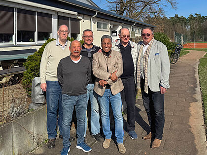 Das neue Vorstandteam der KERH Donau-Iller (v.l.n.r.): Stabsunteroffizier d.R. Wolfgang Wörner, Oberstabsfeldwebel a.D. Thomas Pirhalla, Oberst a.D. Wilhelm May, Vorsitzender Stabshauptmann a.D. Walter Proneth, Hauptmann a.D. Heinz Sewell-Swetelsky mit Bezirksvorsitzendem Stabsfeldwebel a.D. Franz Jung. Foto: Walter Proneth