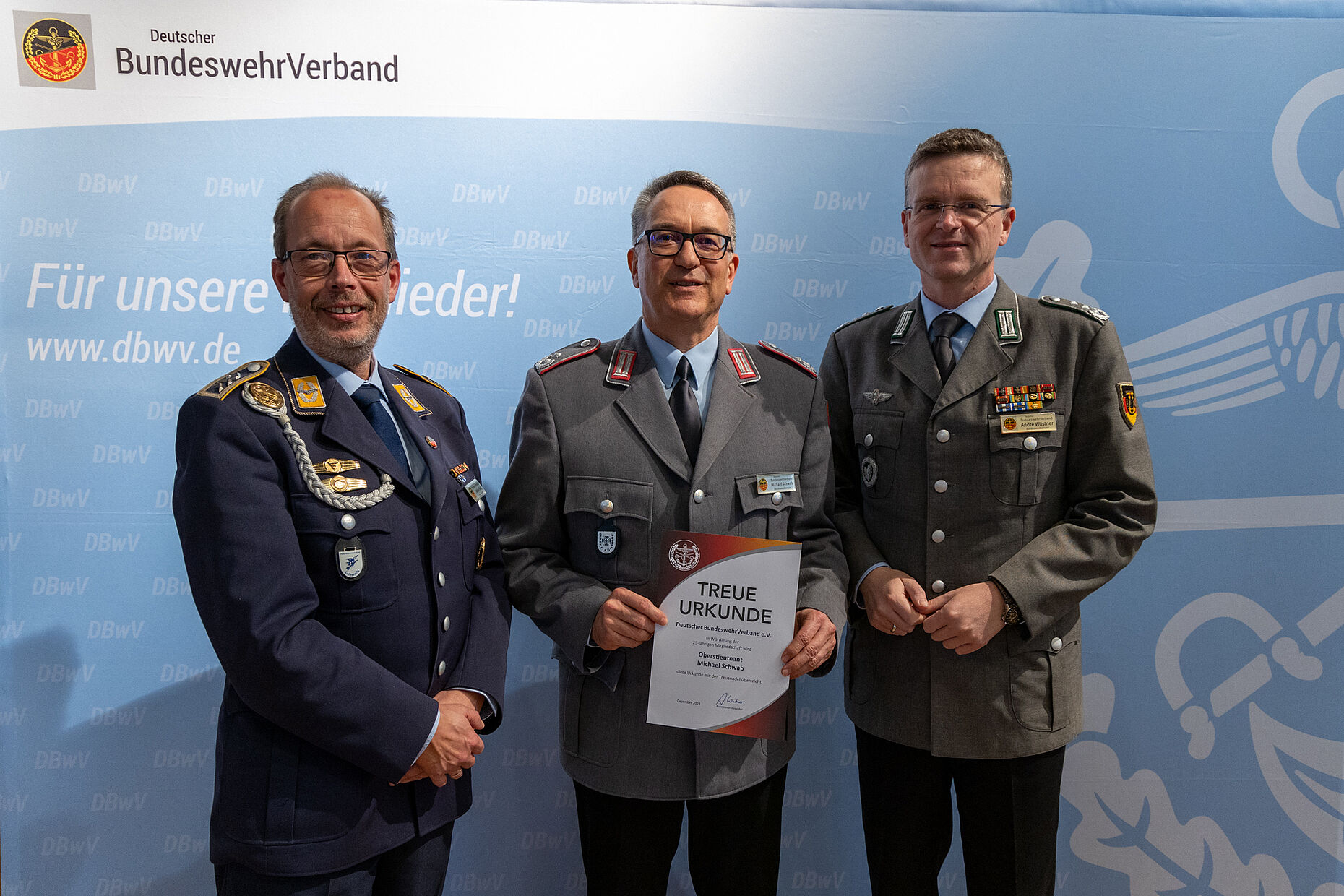 In einer sehr persönlichen Rede dankte DBwV-Bundesvorsitzender Oberst André Wüstner (r.) gemeinsam mit dem Landesvorsitzenden Stabsfeldwebel Volker Keil (l.) dem Bezirksvorsitzenden Oberstleutnant Michael Schwab für seine langjährige Treue und sein Engagement in der Interessenvertretung der Menschen der Bundeswehr. Foto: DBwV/Sarina Flachsmeier