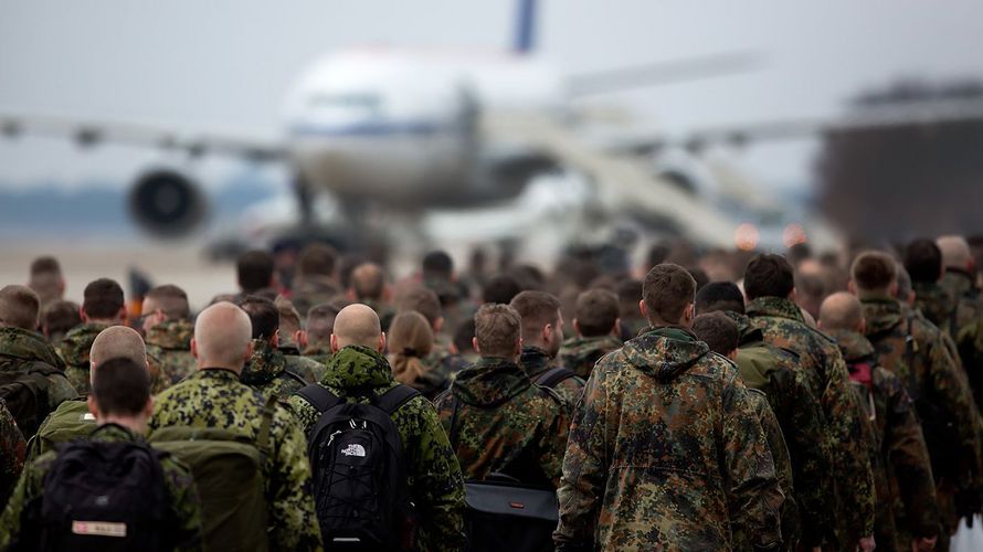 Soldaten vor ihrem Abflug ins Einsatzgebiet – hier ein Bild von 2013. Zurzeit kommt es immer wieder zu langen Wartezeiten, weil immer wieder Flüge ausfallen oder verschoben werden. Foto: dpa