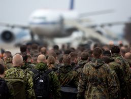 Soldaten vor ihrem Abflug ins Einsatzgebiet – hier ein Bild von 2013. Zurzeit kommt es immer wieder zu langen Wartezeiten, weil immer wieder Flüge ausfallen oder verschoben werden. Foto: dpa