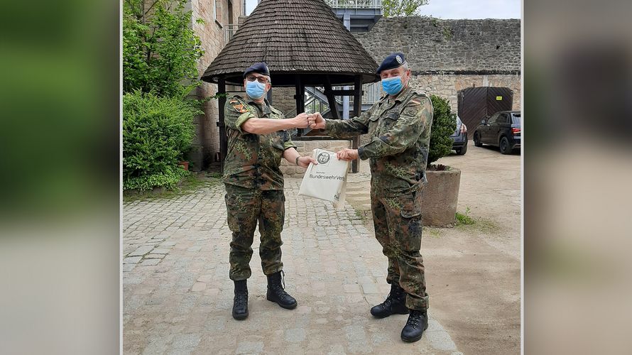 BU: In der „Einsatzunterkunft Jugendherberge“: Stabsfeldwebel Dieter Schürheck mit Kontingentführer Hauptmann Sven Mehrmann. Foto: sTruKa 