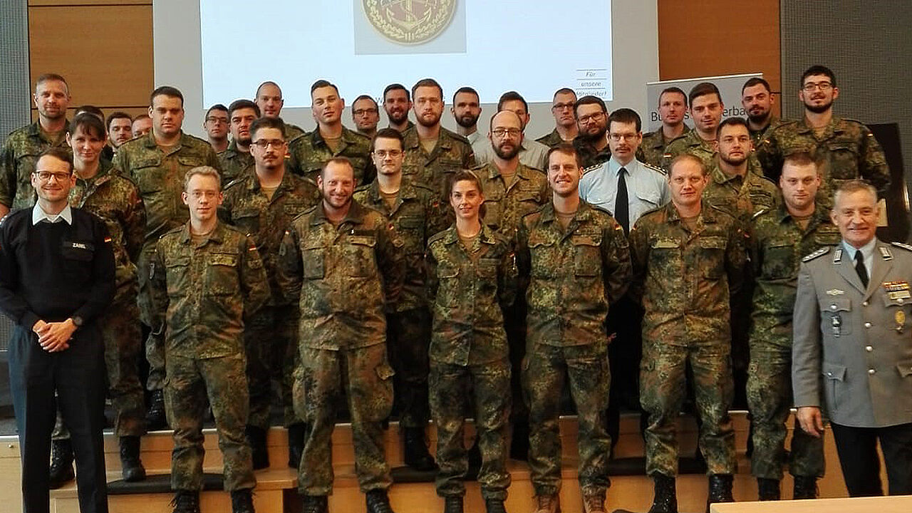 Bezirksvorsitzender Hauptmann Roland Ehrenberger (1. Reihe r.) mit Teilnehmern seiner ersten SaZ-Tagung. Foto: DBwV