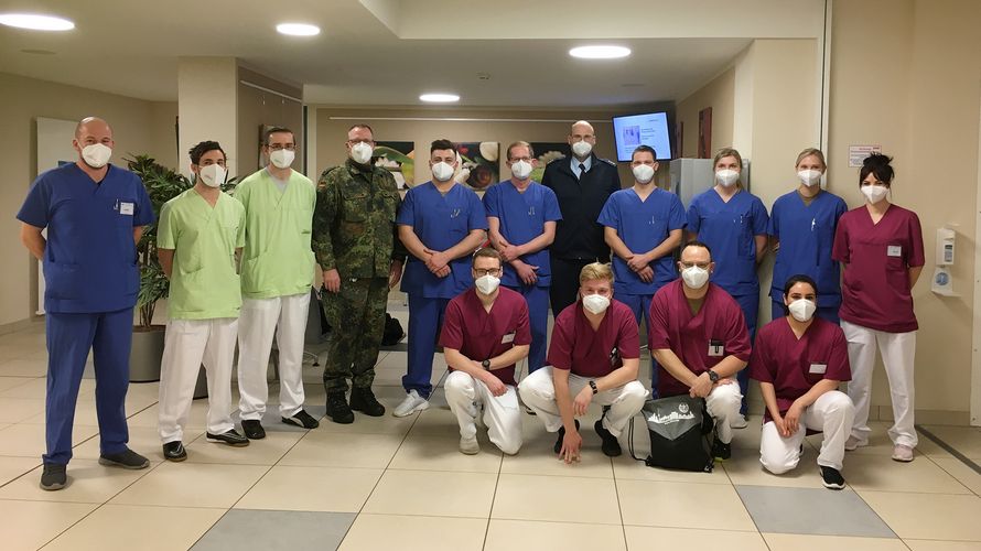 Peine: Die Mandatsträger mit den im Klinikum Peine eingesetzten Bundeswehrangehörigen. Foto: DBwV