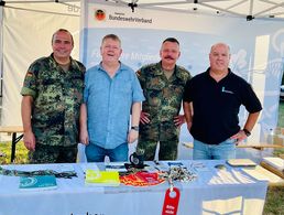 Die Standbesetzung des DBwV beim Sommerfest der USH: Hauptmann Ralf Baasch, Hauptmann a. D. u. Stabshauptmann d. R. Holger Koch, Hauptmann Mike Becher und Kapitänleutnant a. D. Olaf Gawron (v.l.)  Foto: DBwV/Becher