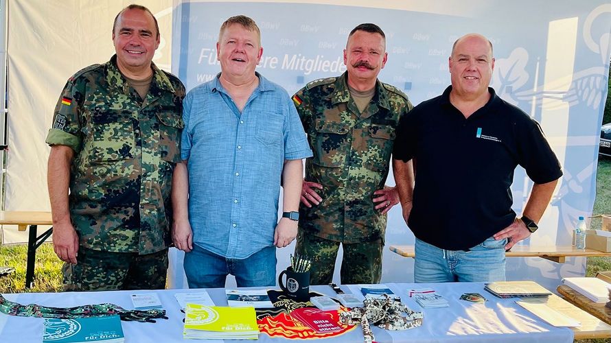 Die Standbesetzung des DBwV beim Sommerfest der USH: Hauptmann Ralf Baasch, Hauptmann a. D. u. Stabshauptmann d. R. Holger Koch, Hauptmann Mike Becher und Kapitänleutnant a. D. Olaf Gawron (v.l.)  Foto: DBwV/Becher