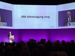 Der DBB-Vorsitzende Ulrich Silberbach forderte in Köln eine Steigerung der Attraktivität des öffentlichen Dienstes. Foto: dpa
