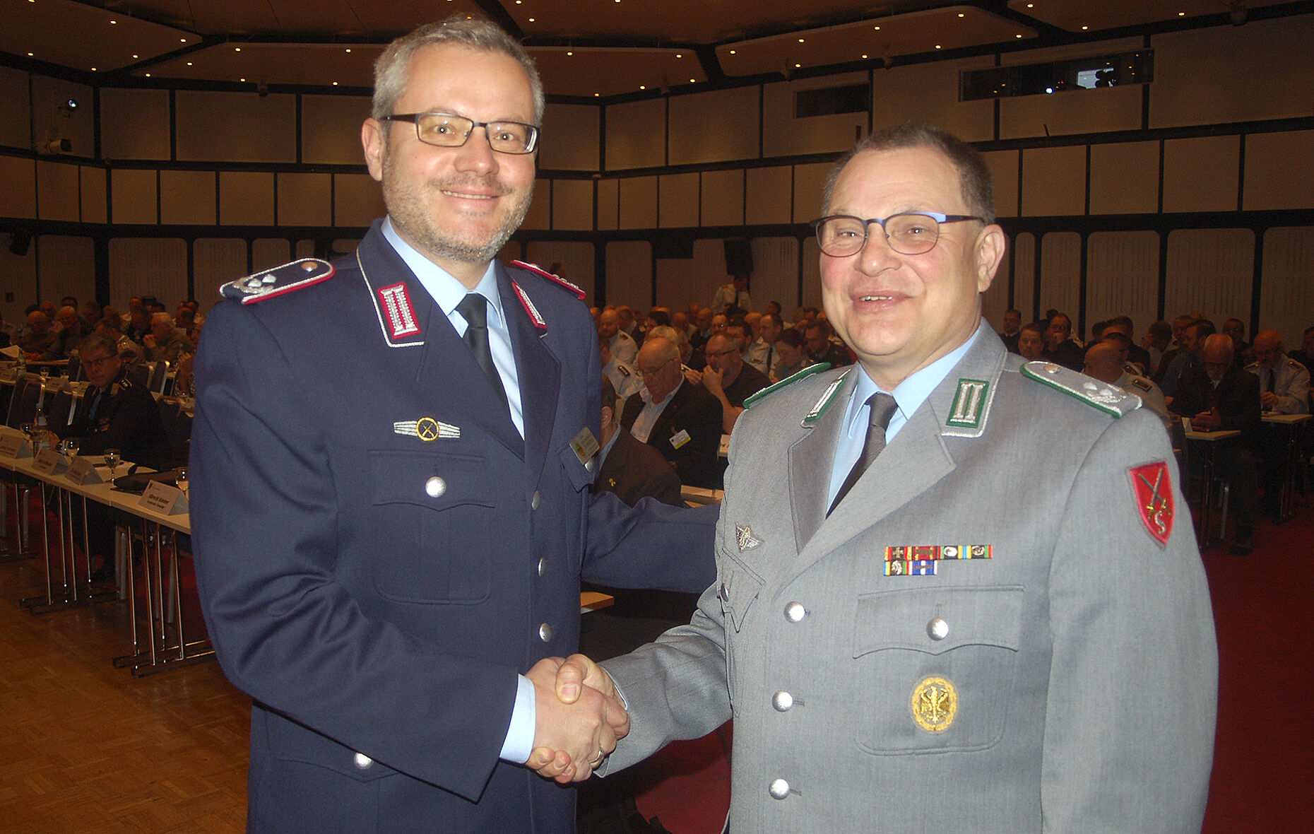 Andreas Brandes (re.) begrüßt Dr. Detlef Buch zum Vortrag. Foto: DBwV/LV Nord