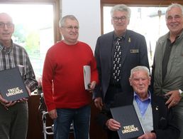 Ehrungen in Wetzlar, (v.l) Stabsunteroffizier a.D. Herbert Herbig, Stabsunteroffizier d.R. Hans-Georg Entgelter, Hauptmann a.D. Helmut Pries, Stabsfeldwebel a.D. Ernst Diedrich, Oberstleutnant a.D. Bernd Kraft. Foto: wh