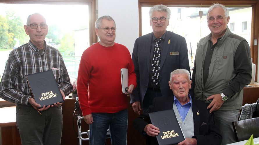 Ehrungen in Wetzlar, (v.l) Stabsunteroffizier a.D. Herbert Herbig, Stabsunteroffizier d.R. Hans-Georg Entgelter, Hauptmann a.D. Helmut Pries, Stabsfeldwebel a.D. Ernst Diedrich, Oberstleutnant a.D. Bernd Kraft. Foto: wh