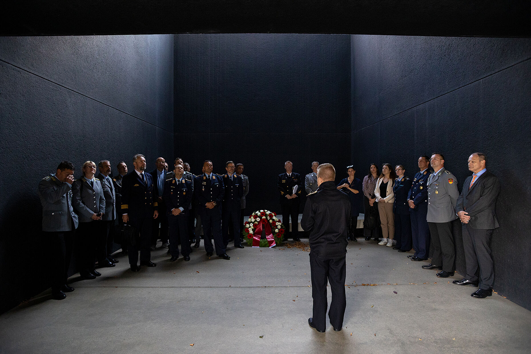 Vor dem Termin mit dem Generalinspekteur erhielten die Besucher eine Führung zum Ehrenmal der Bundeswehr am Bendlerblock. Foto: DBwV/Yann Bombeke
