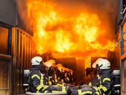 Ausbildung der Brandbe­kämpfung im „Flash Over“-Container an der Schule ABC-Abwehr und Gesetzliche Schutzaufgaben in Sonthofen Foto: Bbundeswehr/Rott