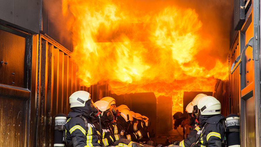 Ausbildung der Brandbe­kämpfung im „Flash Over“-Container an der Schule ABC-Abwehr und Gesetzliche Schutzaufgaben in Sonthofen Foto: Bbundeswehr/Rott