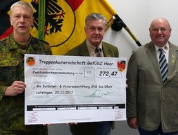 Spendenübergabe (v.l.n.r.) Oberst Becker, OstFw a.D. Brockholz, StFw a.D. Aulich (Foto: GÜZ/OLt Helle)