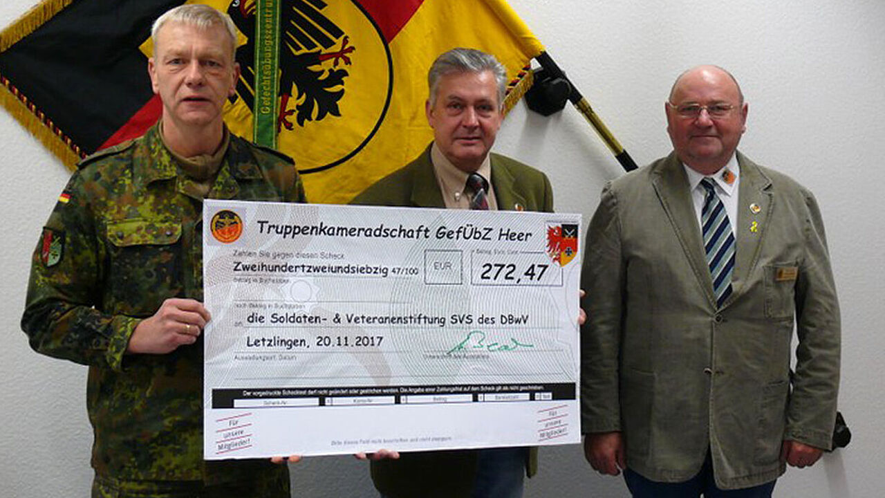 Spendenübergabe (v.l.n.r.) Oberst Becker, OstFw a.D. Brockholz, StFw a.D. Aulich (Foto: GÜZ/OLt Helle)