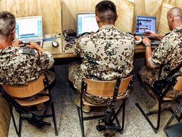 Aufgrund eines Rahmenvertrags mit der Airbus Defense & Space GmbH gibt es künftig einen einheitlichen Mindeststandard für private Telefonie und Internetnutzung. Foto: dpa