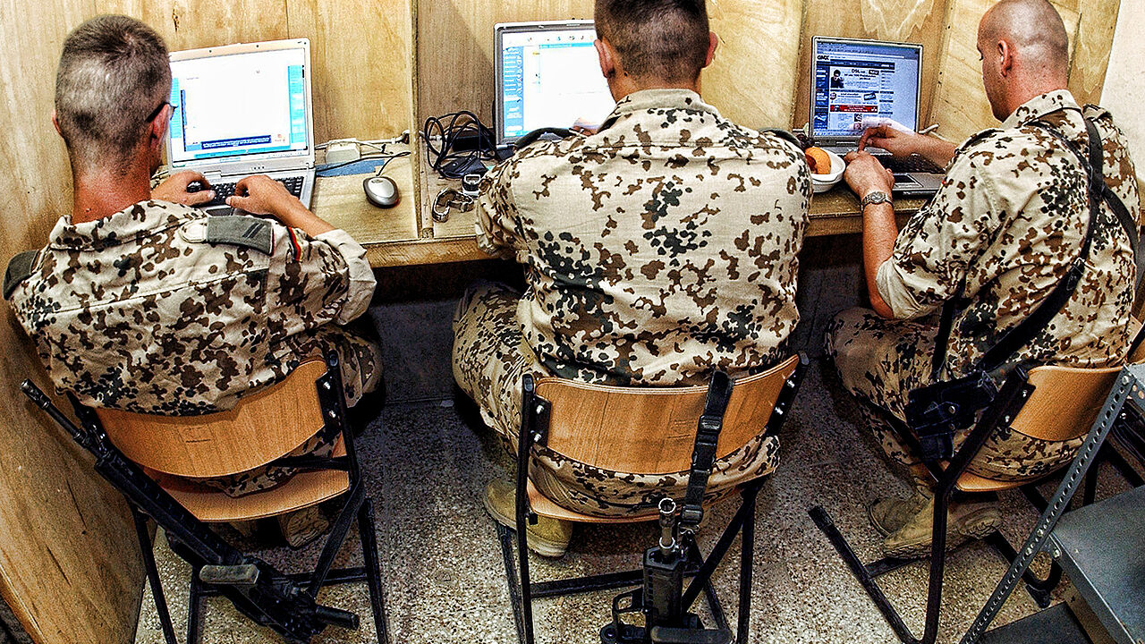 Aufgrund eines Rahmenvertrags mit der Airbus Defense & Space GmbH gibt es künftig einen einheitlichen Mindeststandard für private Telefonie und Internetnutzung. Foto: dpa