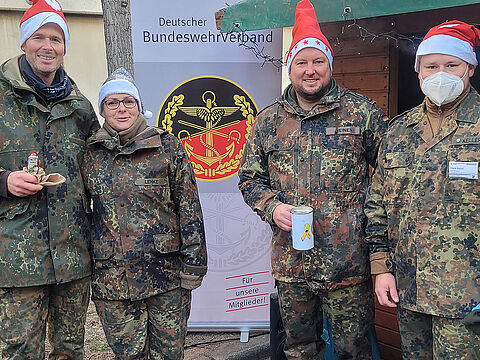 Bei winterlichen Temperaturen gut gelaunt und für den Tag bestens vorbereitet: (v.l.) StFw Christian Hillmer, StFw Katja Lemke, HptFw Tobias Heinen, StFw Frank Keller. Im Team mit dabei, aber nicht auf dem Foto: HptFw Nancy Krohn und OStFw Guido Boesen. Foto: DBwV/Schwab