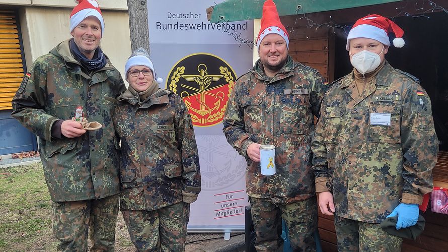 Bei winterlichen Temperaturen gut gelaunt und für den Tag bestens vorbereitet: (v.l.) StFw Christian Hillmer, StFw Katja Lemke, HptFw Tobias Heinen, StFw Frank Keller. Im Team mit dabei, aber nicht auf dem Foto: HptFw Nancy Krohn und OStFw Guido Boesen. Foto: DBwV/Schwab