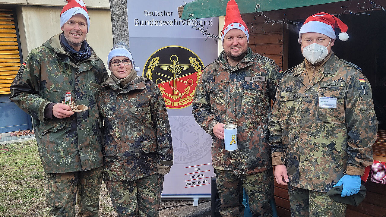 Bei winterlichen Temperaturen gut gelaunt und für den Tag bestens vorbereitet: (v.l.) StFw Christian Hillmer, StFw Katja Lemke, HptFw Tobias Heinen, StFw Frank Keller. Im Team mit dabei, aber nicht auf dem Foto: HptFw Nancy Krohn und OStFw Guido Boesen. Foto: DBwV/Schwab