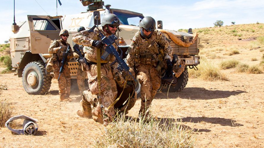 Ein Rettungsteam evakuiert bei einer Übung einen Verwundeten in der Nähe von Gao/Mali. Der Einsatz soll weitergehen Foto: Bundeswehr/Susanne Hähnel