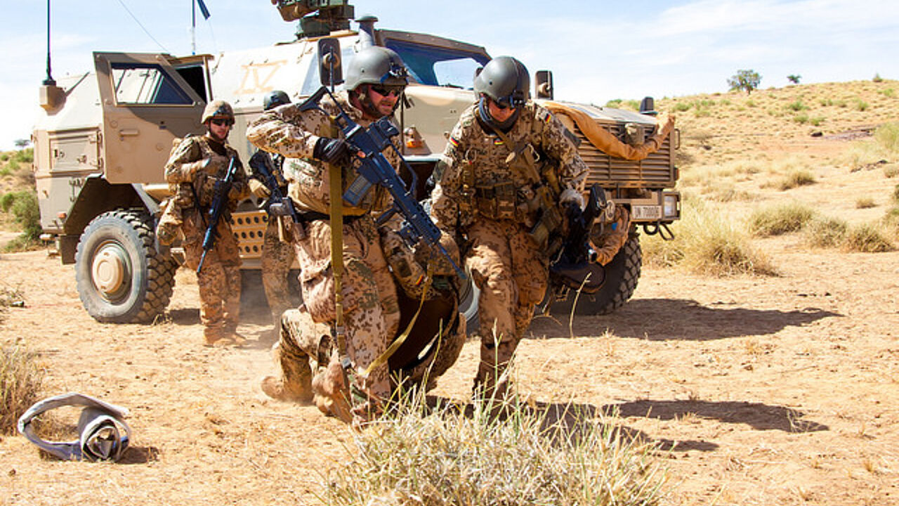 Ein Rettungsteam evakuiert bei einer Übung einen Verwundeten in der Nähe von Gao/Mali. Der Einsatz soll weitergehen Foto: Bundeswehr/Susanne Hähnel