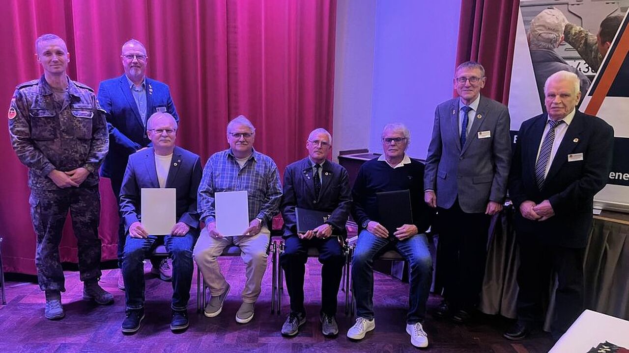 Geehrte, Referenten und Vorstandsmitglieder bei der Versammlung. Foto: DBwV