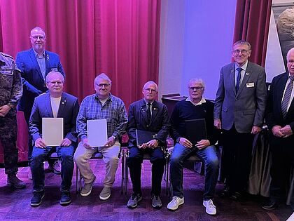 Geehrte, Referenten und Vorstandsmitglieder bei der Versammlung. Foto: DBwV