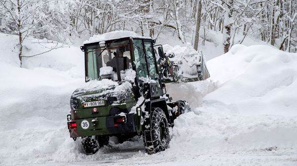 Die Gebirgspioniere aus Ingolstadt sind mit Radladern und Schneefräsen im Einsatz, um die Straßen frei zu bekommen. FOto: DBwV/Bombeke