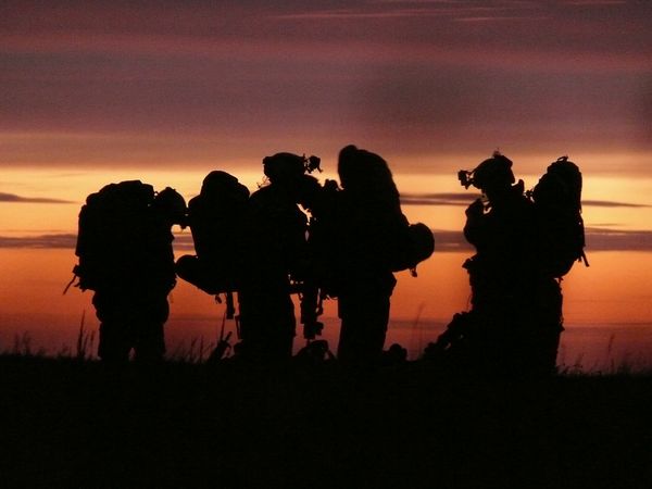 Durch die gefährlichen Einsätze und die Geheimhaltung darum ist die Kameradschaft unter den KSK-Soldaten besonder ausgeprägt Foto: Bundeswehr