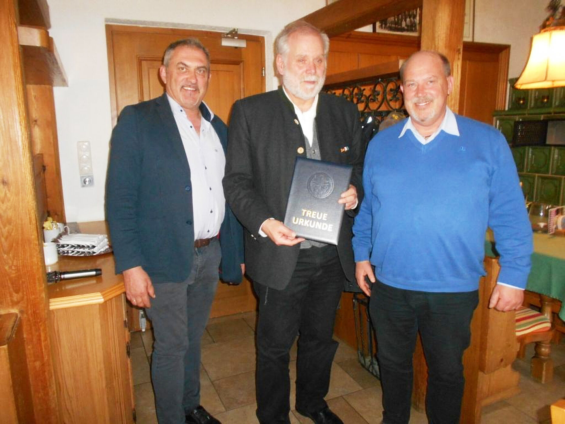 Landesvorsitzender Oberstleutnant a.D. Josef Rauch (v.l.) dankt Stabsfeldwebel a.D. Norbert Wittmann für seine 50-jährige Treue zum DBwV, hier mit Kapitänleutnant Dirk Becker. Foto: Dirk Becker