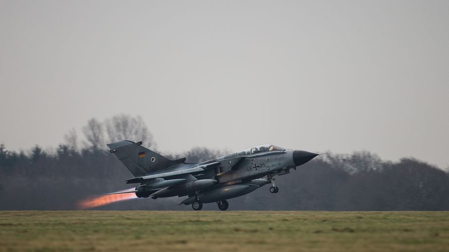 Tornado des Taktischen Luftwaffengeschwaders 51 Immelmann startet vom Fliegerhorst Jagel in den Syrien-Einsatz, am 10.12.2015. Foto: Bundeswehr/Jane Schmidt