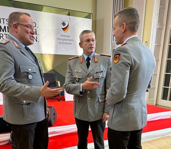 Oberst Armin Schaus, Generalleutnant André Bodemann und Oberstleutnant i.G. Marcel Bohnert (v.l.) hier beim Symposium des Territorialen Führungskommandos. Foto: DBwV/Katja Gersemann