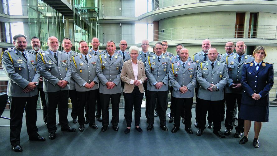 Eine erfahrene Ansprechpartnerin: FDP-Verteidigungspolitikern Marie-Agnes Strack-Zimmermann empfing die Seminarteilnehmer im Paul-Löbe-Haus.