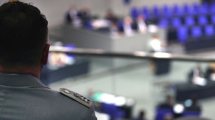 Das Tarifergebnis für den öffentlichen Dienst vom Oktober vergangenen Jahres wird auf den Bereich der Besoldung und Versorgung des Bundes übertragen. Mit dem Beschluss des Bundestages gilt es jetzt auch für Soldaten und Beamten. Foto: DBwV/Mika Schmidt