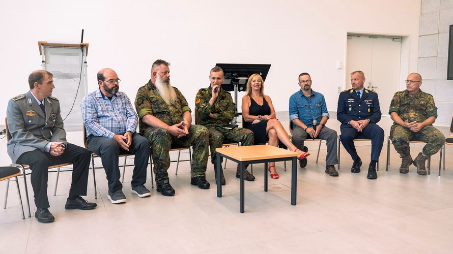 Teil der Ausstellungseröffnung war auch eine Podiumsdiskussion, auf der Veteranen ihre persönlichen und emotionalen Geschichten schilderten. Foto: Demipress
