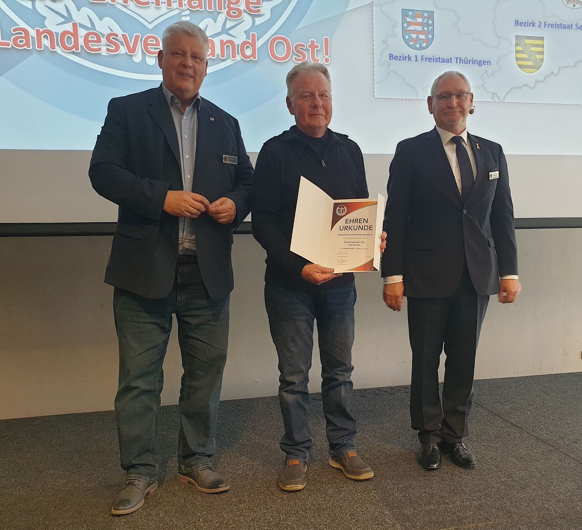 Udo Schulz (Mitte) wurde durch den Vorsitzenden ERH im Bundesvorstand, Ingo Zergiebel (links) und den Vorsitzenden ERH im Landesverband Ost, Frank Udo Reiche für sein langjähriges Engagement mit der Verdienstnadel in Gold des DBwV geehrt. Foto: Steffen Braun