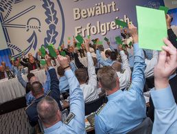 Einstimmig verabschiedeten die Delegierten die Erklärung - damit senden die Teilnehmer der 20. Hauptversammlung ein starkes Signal an die Akteure der künftigen Bundesregierung. Foto: DBwV/Bombeke