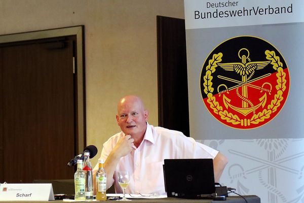 Klaus-Hermann Scharf, Vorsitzender des Fachbereichs Zivile Beschäftigte im DBwV-Bundesvorstand, führte durch die Tagung. Foto: DBwV/Mika Schmidt