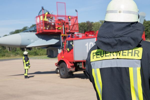 Angehörige der Fliegerhorst-Feuerwehr Nörvenich trainieren die Rettung eines Piloten aus dem Cockpit Foto: Bundeswehr/Rott