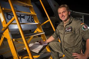 Florian Schacht an seinem Arbeitsplatz: einer der Tornado-Hangars am Fliegerhorst Jagel. Foto: Marc Tessensohn