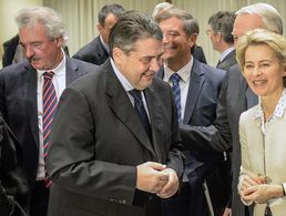 Beim EU-Außen- und Verteidigungsministertreffen in Brüssel: Sigmar Gabriel und Ursula von der Leyen (Foto: Action Press)