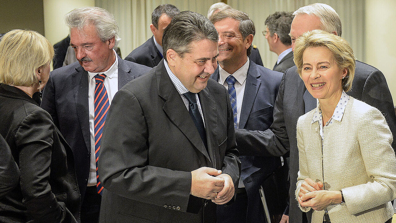 Beim EU-Außen- und Verteidigungsministertreffen in Brüssel: Sigmar Gabriel und Ursula von der Leyen (Foto: Action Press)