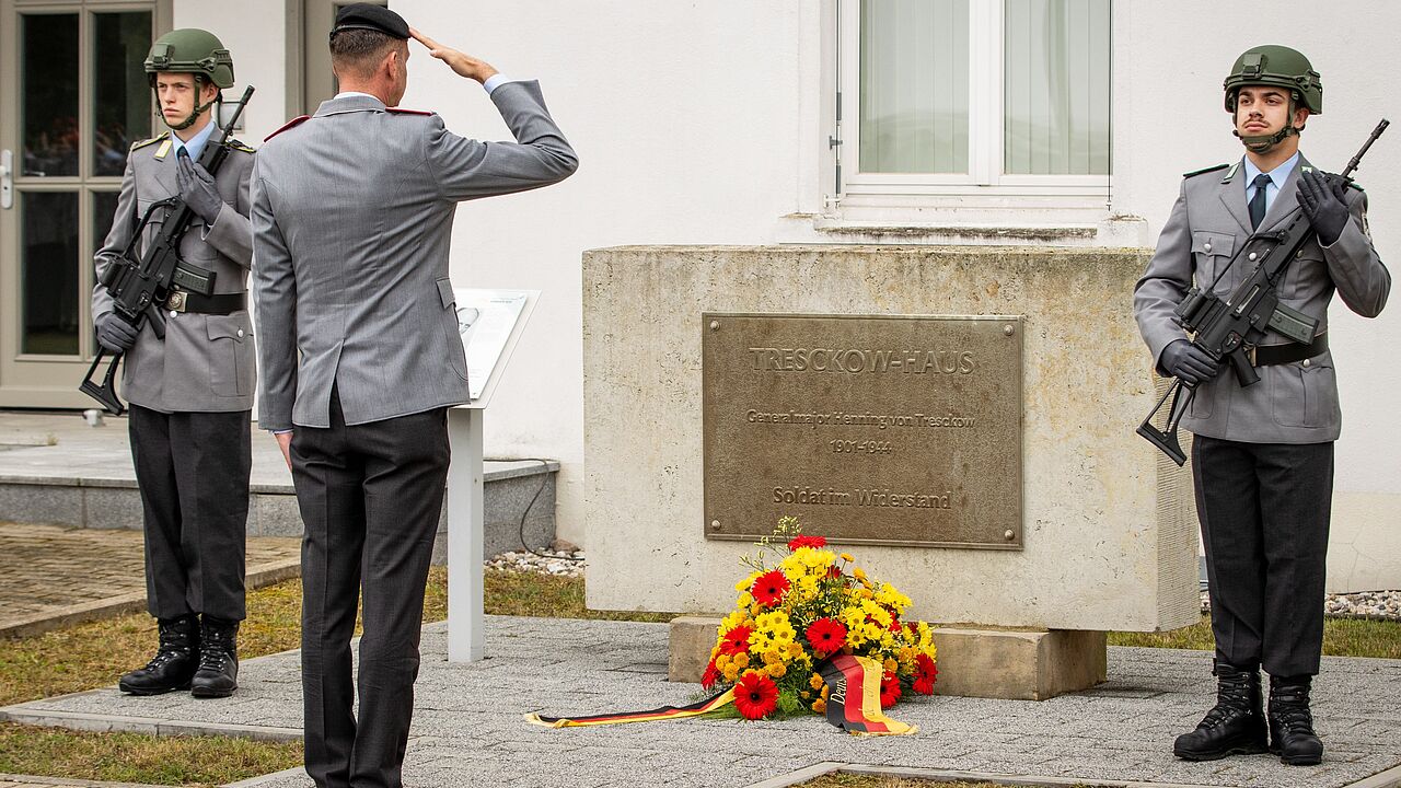 Oberst Sascha Zierold legt das Gesteck des Deutschen Heeres in Gedenken an die Männer und Frauen des 20.Juli 1944 nieder. Foto: Bundeswehr/Fischer