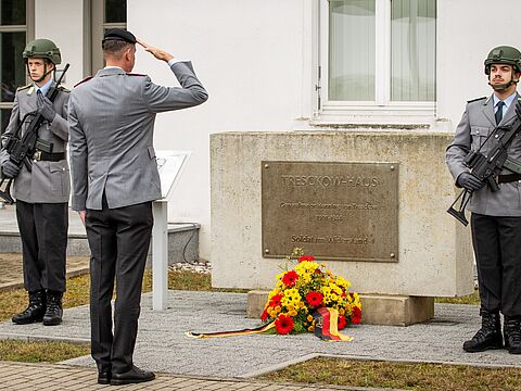 Oberst Sascha Zierold legt das Gesteck des Deutschen Heeres in Gedenken an die Männer und Frauen des 20.Juli 1944 nieder. Foto: Bundeswehr/Fischer