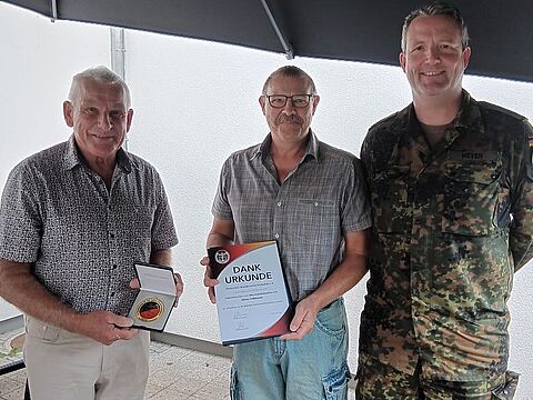 Gerhard Kreutzkamp, Klaus Pollmann und der Bataillonskommandeur Nico Meyer. Foto: DBwV