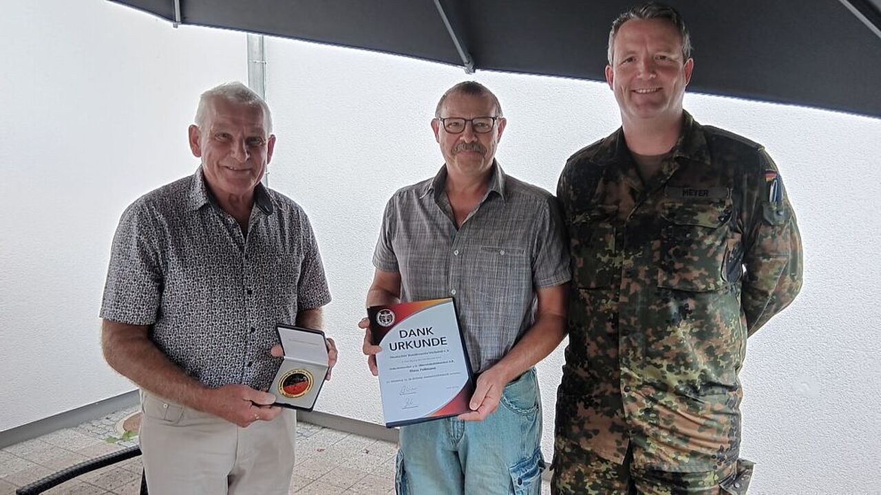 Gerhard Kreutzkamp, Klaus Pollmann und der Bataillonskommandeur Nico Meyer. Foto: DBwV